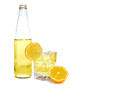 一瓶柠檬汽水和一杯白色背景的柠檬汽水