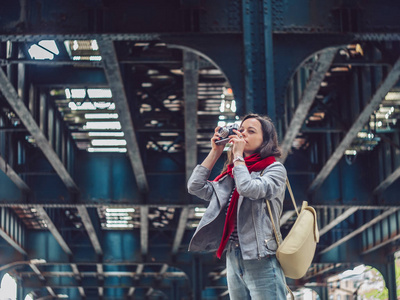 纽约街头的年轻摄影师带着复古相机