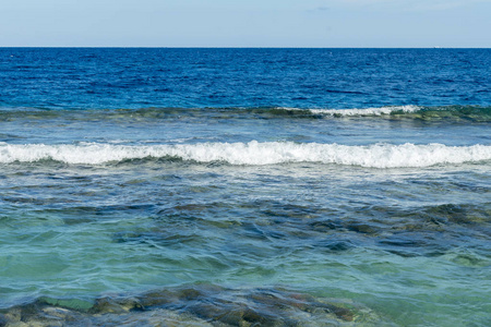 大海和海浪。 大海里美丽的波浪。 海面上的小浪