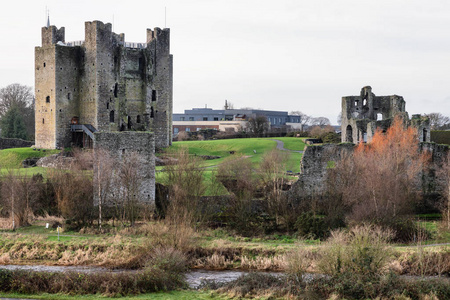 修剪城堡植被和爱尔兰河遗迹