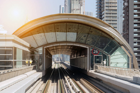 市区建筑与地铁列车在迪拜阿联酋火车站。