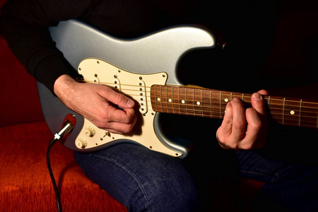 弹电吉他的人. 特写没有脸.照片