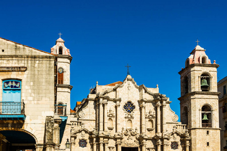 古巴哈瓦那大教堂在一个美丽的日子里，有着晴朗的蓝天。