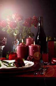 浪漫情人节餐桌设置与镜头耀斑
