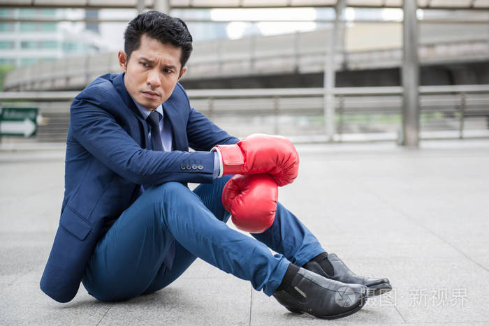 一个人孤独地坐着一次又一次地感到沮丧