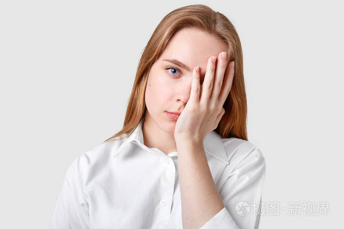 不满绝望的蓝眼睛女人用手掌遮住脸长发穿着优雅的衬