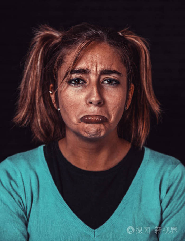 愤怒和悲伤的女人,人和情感的手势