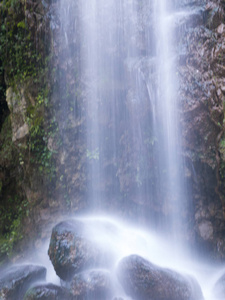 瀑布从山上流过