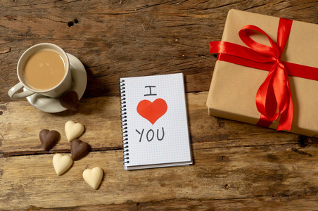 美丽的情人节组成的礼物巧克力心形咖啡和注明垫与我爱你的心符号文本在快乐的情人节母亲和父亲的日子和爱庆祝的概念。