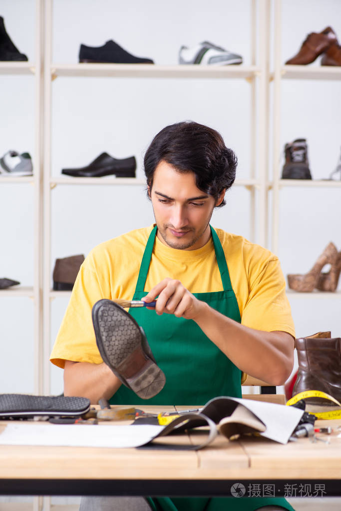 在车间修鞋的年轻人