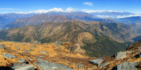 喜马拉雅山脉全景，从皮基峰徒步旅行小径，从吉里巴扎到卢卡和珠穆朗玛峰大本营，尼泊尔喜马拉雅山脉，珠穆朗玛峰和呼和浩特尼泊尔喜马拉