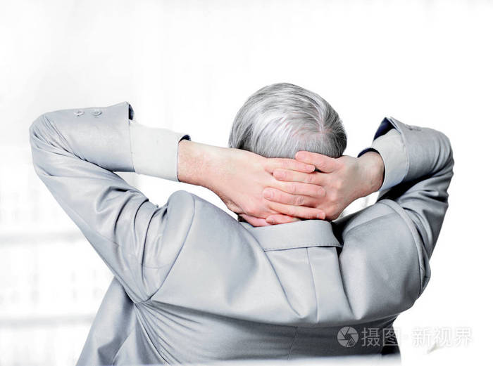 中年商人坐在办公室里, 双手放在脑后照片-正版商用图片17539w-摄图新