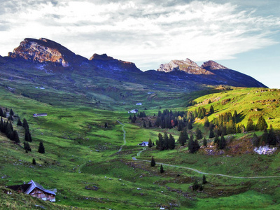 瑞士圣加伦州苏尔河流域和瓦伦塞湖之间的丘尔弗林登山脉的高山峰