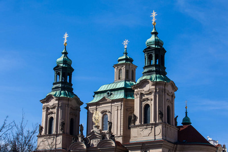 位于布拉格老城的圣尼古拉斯教堂的塔楼