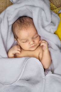 新生儿洗澡或淋浴后在床上放松。 儿童托儿所。 儿童纺织品和床上用品。
