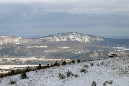 匈牙利Nagykovacsi附近的NagySzenasPilis山上的冬日。