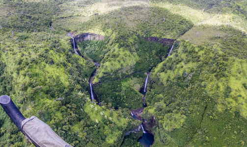 从夏威夷考伊直升机之旅中看到的瀑布