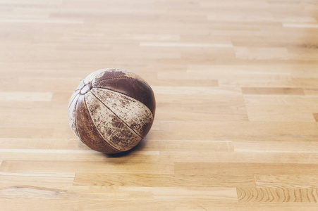 木制地板上的旧药重球