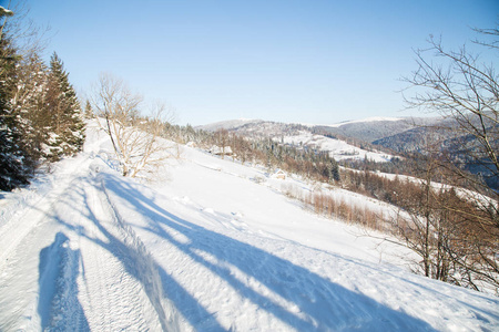 乌克兰冬季亚雷米切村附近的山景