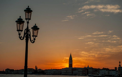 日落时的威尼斯，海面上有倒影