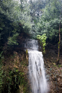 瀑布从山上流过