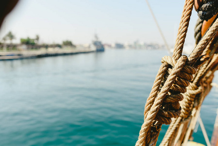 旧帆船上的索具和绳索在夏天航行。