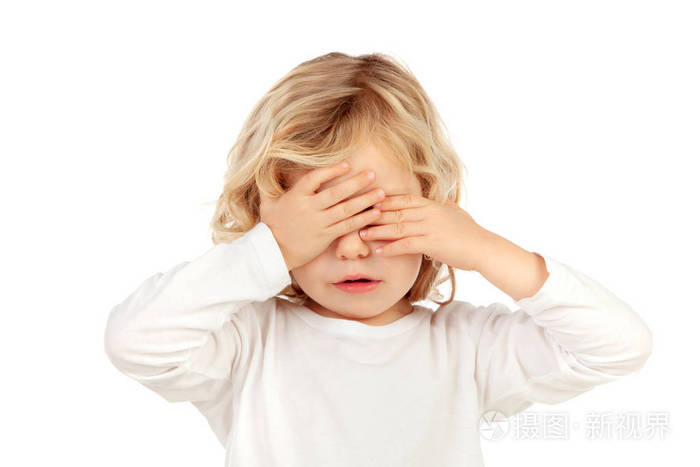 一个悲伤的金发孩子用双手在白色的背景上覆盖着他的脸