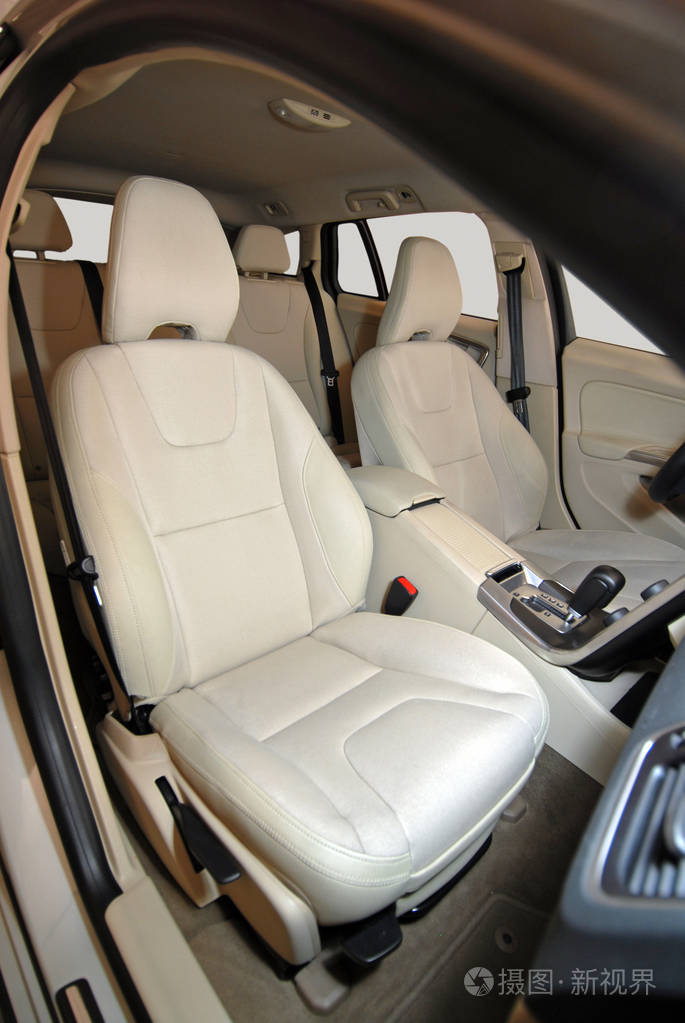 一辆现代客车的前排座位