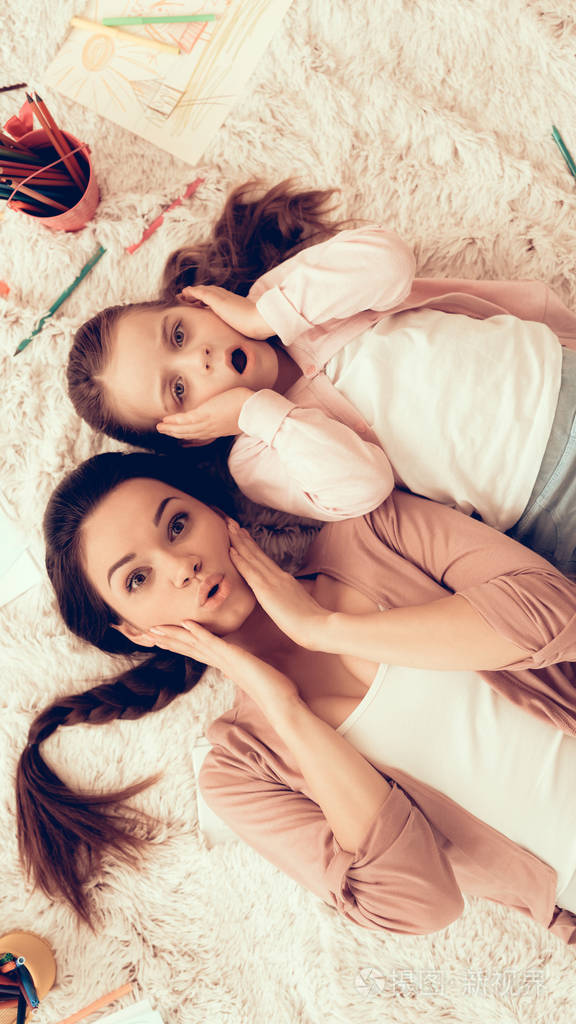 和女儿在一起很开心.儿童家庭游戏.在家休息.儿童发展.妈妈和女儿玩.