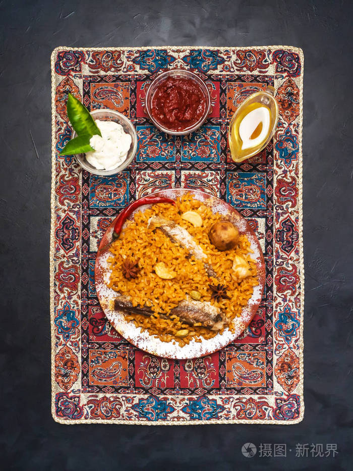 阿拉伯菜的米饭和炸鱼鱼卡布萨