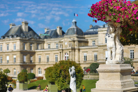 法国巴黎卢森堡宫殿和鲜花雕塑图片