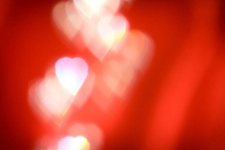 心脏在明亮的红色背景上耀斑。情人节主题