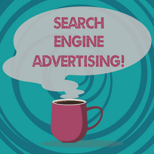 显示搜索引擎广告的书写笔记。商业照片展示了在网上放置一个在线广告杯热咖啡与空白颜色语音气泡蒸汽图标