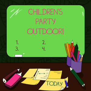 显示孩子 s 是派对户外的文字符号。概念照片孩子们的节日举行的房子外安装空白彩色黑板与粉笔和写作工具表在办公桌上