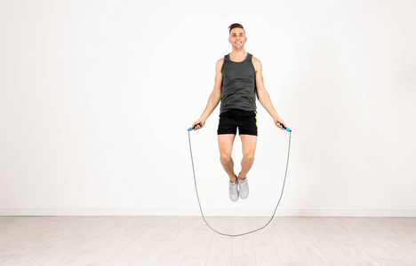 轻型室内跳绳训练青少年运动员全长画像照片