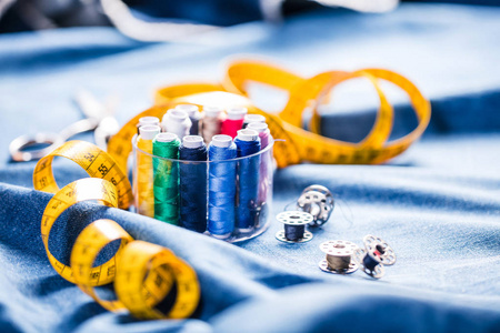用于缝纫的各种类型和对象的织物。 彩色织物线卷筒针，缝纫爪子是需要缝纫衣服。