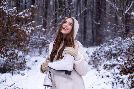 户外。快乐的美女年轻女子在冬园玩耍。冬天的女人雪。冬天妇女衣服