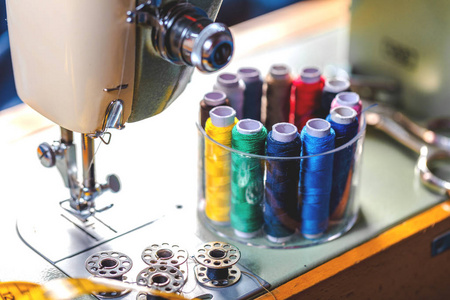 用于缝纫的各种类型和对象的织物。 彩色织物线卷筒针，缝纫爪子是需要缝纫衣服。