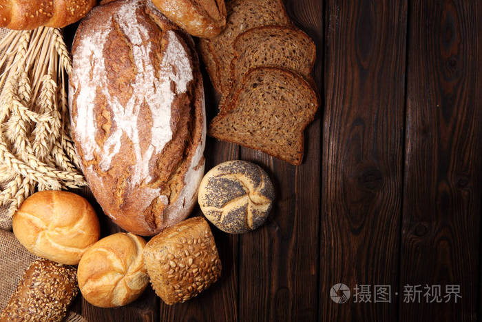 上面有不同种类的面包和面包卷。 厨房或面包店海报设计。