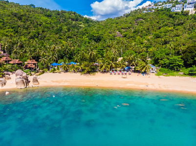 柯萨缪岛美丽的热带海滩和海洋，棕榈树和其他树木，供旅行和度假。