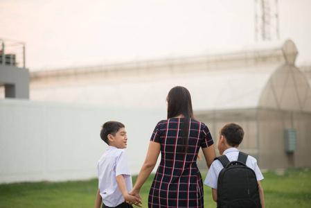 挥手背影告别图片