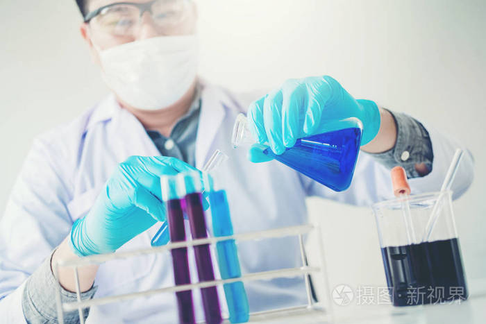 科学家在科学实验科学概念中使用设备持有工具