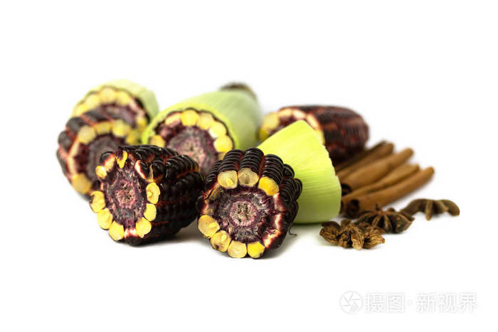 白色的新鲜紫色玉米果实