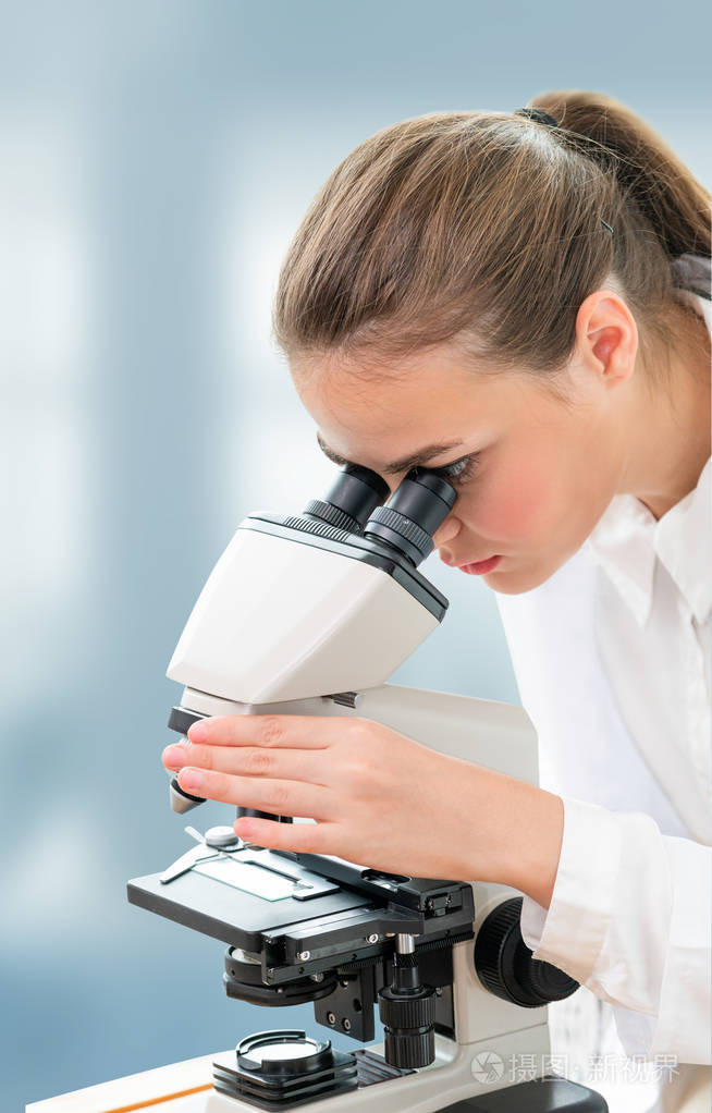 科学家研究员在实验室使用显微镜. 医疗保健技术和医药研发理念.