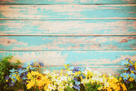 花卉在老式木制背景边框设计上开花。 春季或夏季背景花卉的复古色彩色调概念