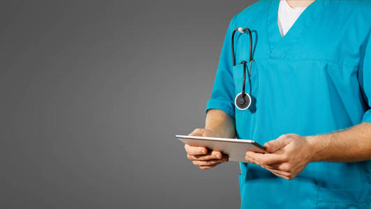 全球医学和医疗保健的概念。 医生拿着数字平板电脑。 黑色背景下的诊断和现代技术