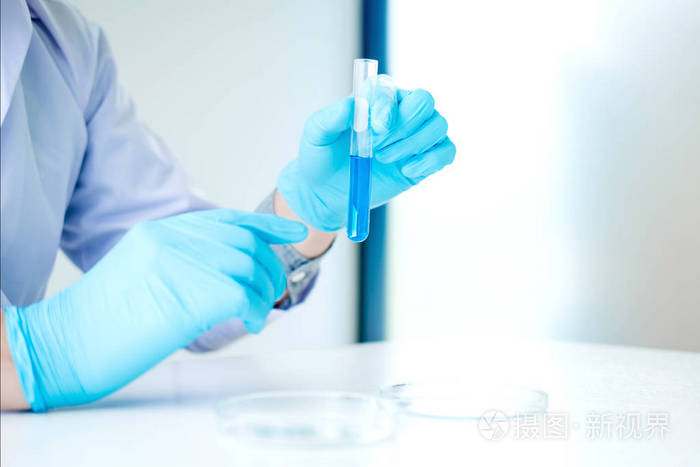 科学家在科学实验科学概念中使用设备持有工具