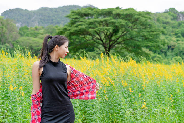 绿色田野和山地背景下的幸福女人自由和旅行概念