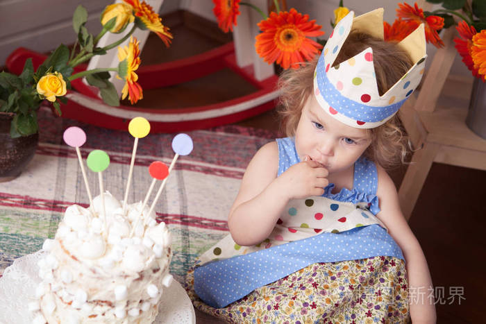 快乐美丽可爱的宝贝女孩庆祝生日有趣的生日与漂亮的小女孩