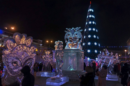 城市广场上的圣诞树和冰图